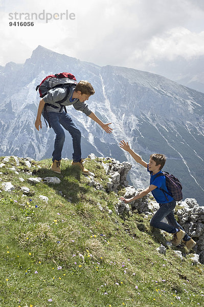 Jugendlicher Berg Junge - Person Hilfe klettern Freund
