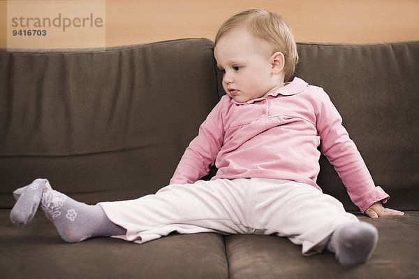 sitzend Couch müde Mädchen Baby alt