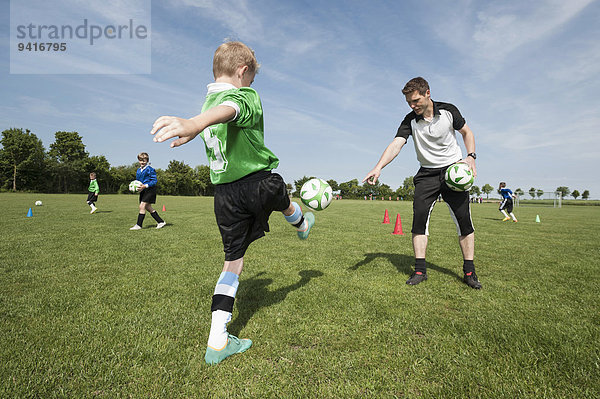 unterrichten Hilfe Spiel jung Fußball