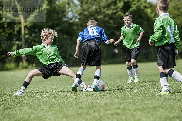 rutschen Junge - Person Spiel Fußball jung Football