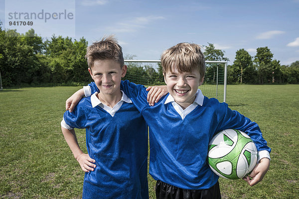Portrait Freundschaft Junge - Person Spiel jung Football