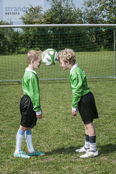 Fußballspieler Überprüfung lernen 2 jung Ball Spielzeug