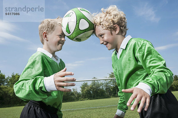 Fußballspieler Überprüfung lernen 2 Ball Spielzeug jung