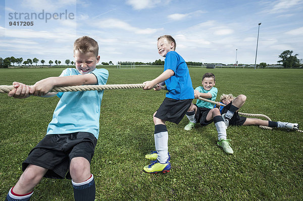 Kraft üben Tauziehen jung Fußballmannschaft