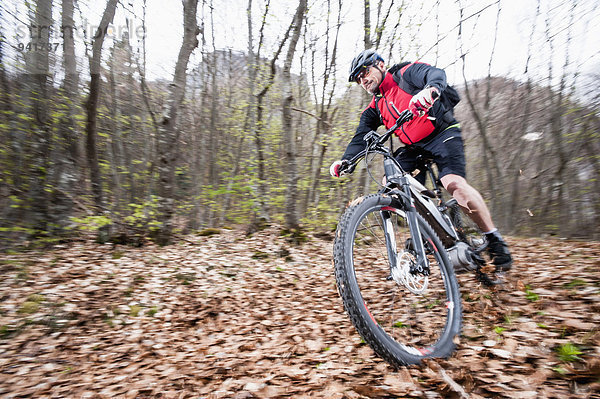 Mountainbike mountain bike Wettrennen Rennen Mann Wald Herbst Elektrische Energie