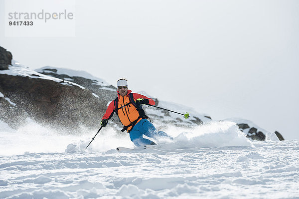 Mann Alpen Skisport Pulverschnee Gesichtspuder Schnee