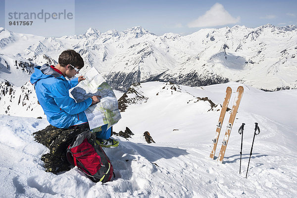 Mann Skifahrer Landkarte Karte Alpen querfeldein Cross Country vorlesen