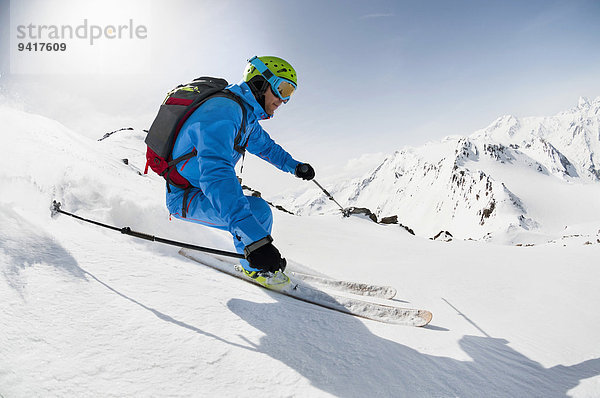 Mann Skifahrer Alpen Skisport Hang steil