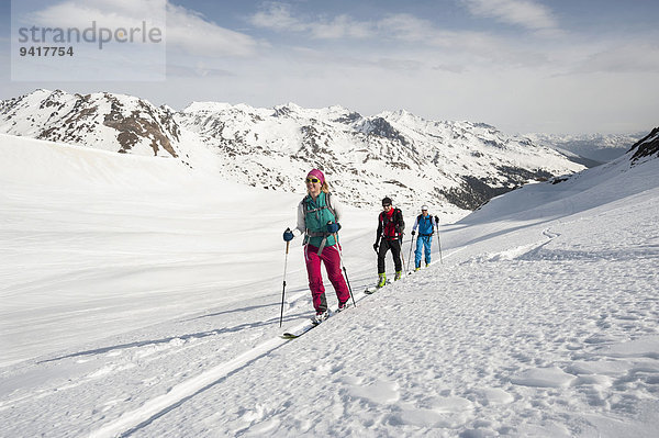 Berg Mensch Menschen Menschengruppe Menschengruppen Gruppe Gruppen Skisport 3 Schnee