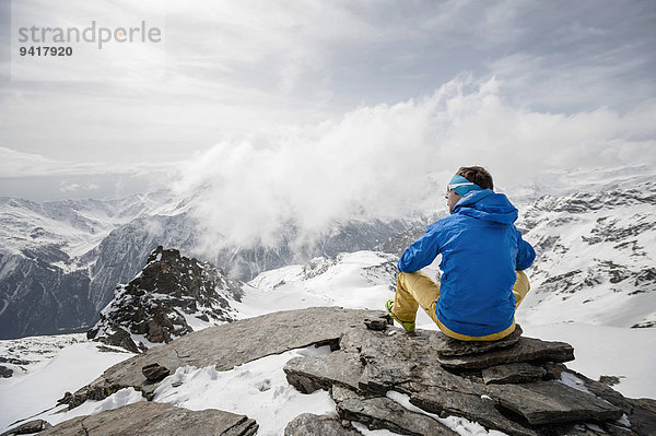 sitzend Berg Winter Mann Berggipfel Gipfel Spitze Spitzen Nachdenklichkeit