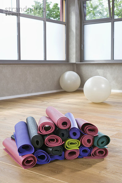 Haufen Farbaufnahme Farbe Yoga Matte Studioaufnahme