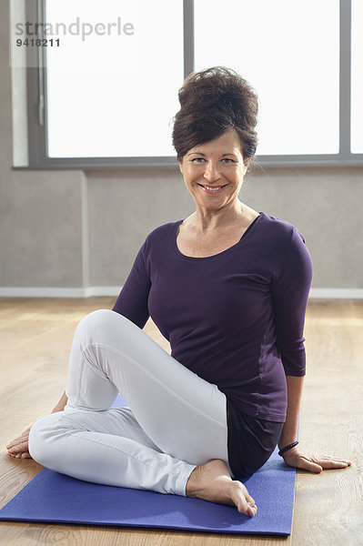 Portrait Frau Sport reifer Erwachsene reife Erwachsene Yoga 02 Position Wellness