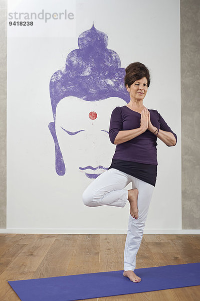 Portrait Frau Sport Meditation reifer Erwachsene reife Erwachsene Yoga Wellness