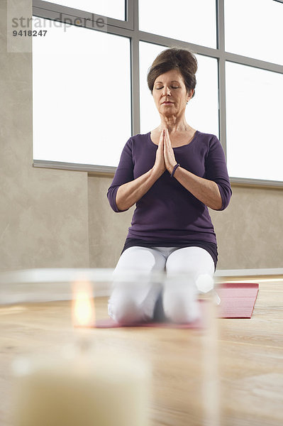 Frau üben Meditation reifer Erwachsene reife Erwachsene Yoga