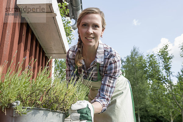 Portrait blond Frau lächeln Gartenbau