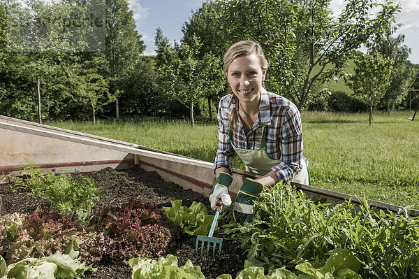 Frau arbeiten Gemüse Garten hacken