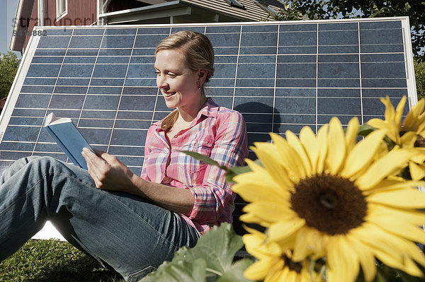 angelehnt junge Frau junge Frauen Buch Sonnenkollektor Sonnenenergie Tisch Taschenbuch vorlesen