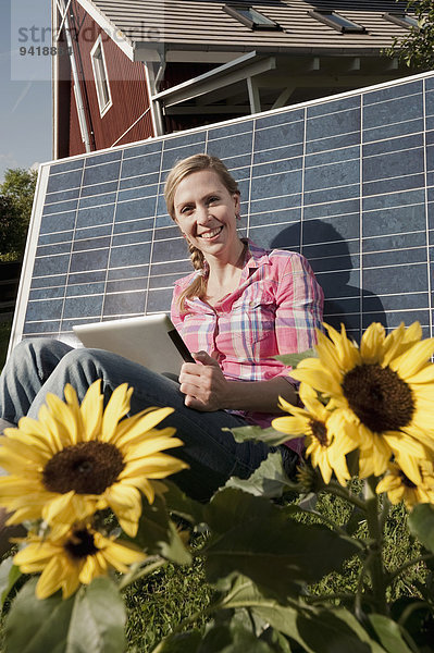 angelehnt Frau Computer Sonnenkollektor Sonnenenergie Tisch Tablet PC