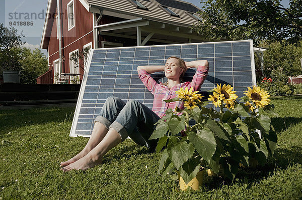 Frau Entspannung schlafen Garten Sonnenkollektor Sonnenenergie Tisch