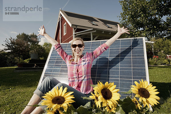 Frau Fröhlichkeit sonnenbaden sonnen Garten Sonnenkollektor Sonnenenergie Tisch