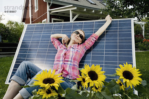 junge Frau junge Frauen Entspannung strecken Sonnenkollektor Sonnenenergie Tisch