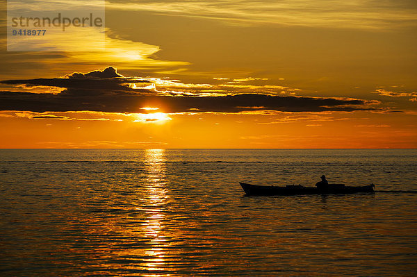 Sonnenuntergang mit Boot  Sulawesi  Indonesien