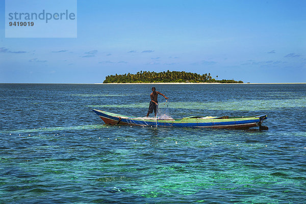 Fischer mit Netz in verbotenem Naturschutz-Areal  Wakatobi Dive Resort  Sulawesi  Indonesien