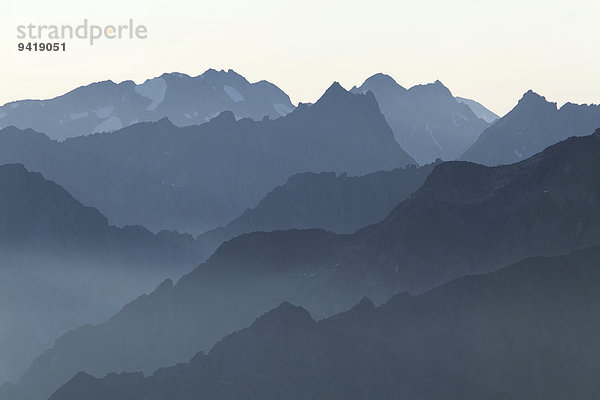 Ausblick vom Petersköpfl auf Zillertaler Alpen  Ginzling  Tirol  Österreich