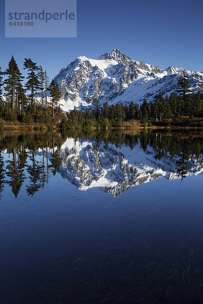 Picture Lake und Mount Shuksan in den Northern Cascades  Kaskadenkette  Rockport  Washington  USA