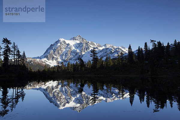 Picture Lake und Mount Shuksan in den Northern Cascades  Kaskadenkette  Rockport  Washington  USA