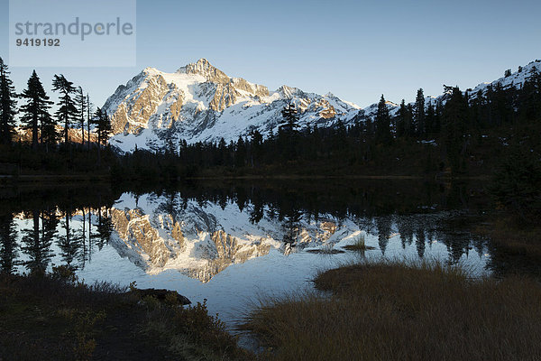 Picture Lake und Mount Shuksan in den Northern Cascades  Kaskadenkette  Rockport  Washington  USA