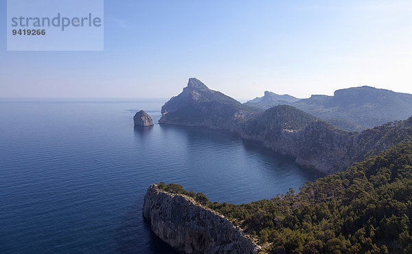 Ausblick vom Aussichtspunkt Mirador des Colomer auf das Cap de Formentor und die kleine Insel Colomer  Mallorca  Balearen  Spanien