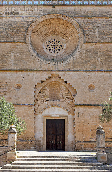 Eingang zur Kirche Esglèsia Sant Pere  Petra  Mallorca  Balearen  Spanien