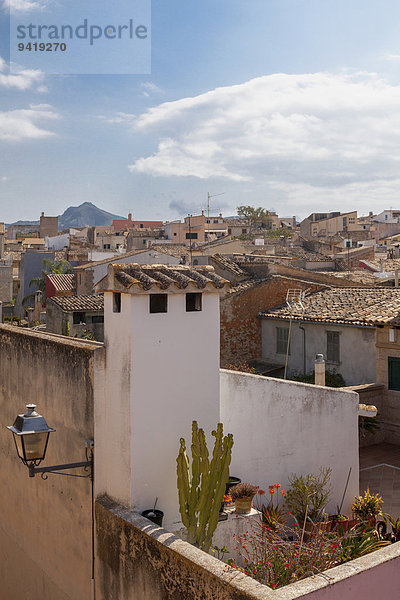 Ausblick von der Stadtmauer auf die Dächer der Altstadt  Alcudia  Mallorca  Balearen  Spanien