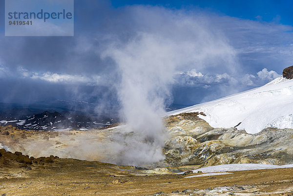 Dampfende Solfataren  Fumarolen  Schwefel und andere Mineralien  Hochtemperaturgebiet oder Geothermalgebiet Hveradalir  vulkanische Bergkette Kverkfjöll  am nördlichen Rand des Gletschers Vatnajökull  Hochland  Island