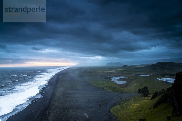 Dramatische Wolkenstimmung  schwarzer Sandstrand bei Dyrhólaey  Südküste  Suðurland  Island