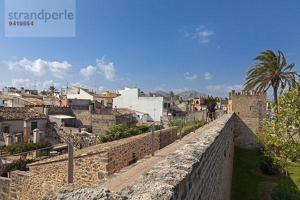 Stadtmauer und Dächer der Altstadt  Alcudia  Mallorca  Balearen  Spanien