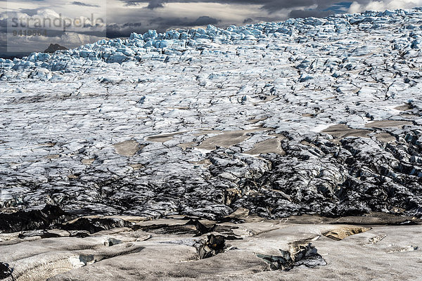 Eisformationen  schneebedeckte  vulkanische Bergkette Kverkfjöll  am nördlichen Rand des Gletschers Vatnajökull  Hochland  Island