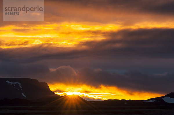 Sonne bricht durch die Wolken  Sonnenuntergang  Mývatn Gebiet  Norðurland eystra  Nord-Ost Island  Island