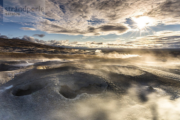 Solfataren  Fumarolen  Schlammtöpfe  Schwefel und andere Mineralien  Dampf leuchtet in untergehender Sonne  auf Berg Námafjall  Hochtemperaturgebiet Hverarönd  Norðurland eystra  Island