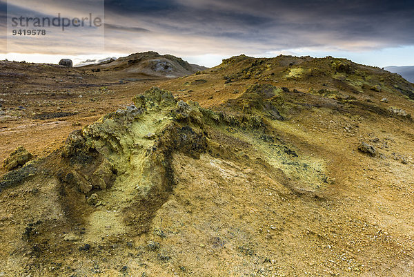 Solfataren  Fumarolen  Schlammtöpfe  Schlammtümpel  Schwefel und andere Mineralien  auf dem Gipfel des Berges Námafjall  Hochtemperaturgebiet Hverarönð  Norðurland eystra  Island