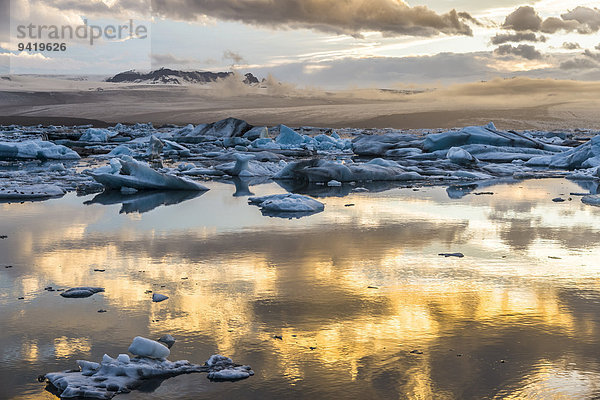 Eisberge  dramatische Wolken  Gletscherlagune Jökulsárlón in der Abendsonne  Vatnajökull-Gletscher  Austurland  Island