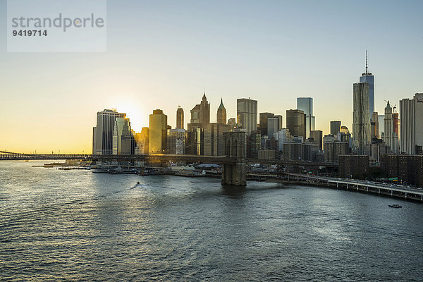 Skyline und Brooklyn Bridge  Sonnenuntergang  Downtown  Manhattan  New York  USA