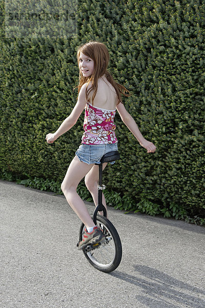 Mädchen beim Einrad fahren