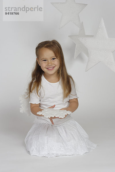 Kind  Mädchen als Engel mit Sternen  Weihnachten  Weihnachtszeit