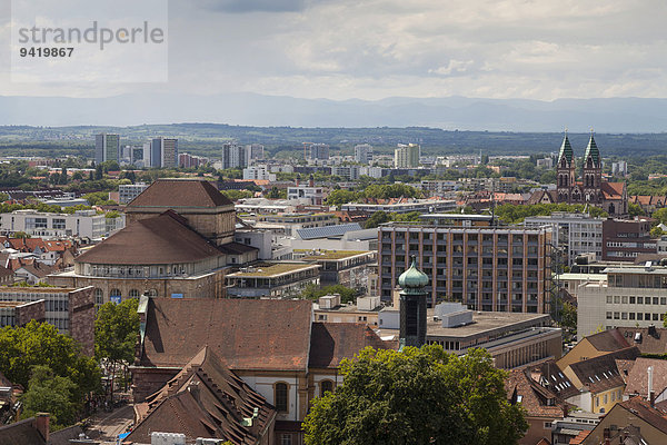 Ausblick vom Münsterturm auf die Stadt  Freiburg im Breisgau  Breisgau  Baden-Württemberg  Deutschland