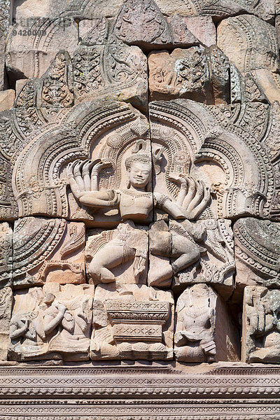 Giebel schmückt den Eingang zum Hauptturm  Darstellung des Hindu-Gotts Shiva Nataraja in Tanzhaltung  Prasat Hin Phanom Rung Tempel  historischer Park Phanom Rung  Provinz Buriram  Thailand