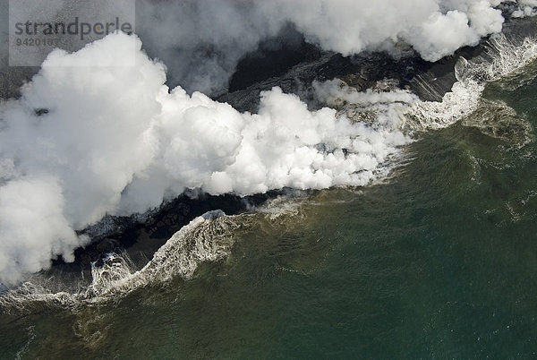 Lava fließt in den Pazifik  Kilauea  Big Island  Hawaii  USA