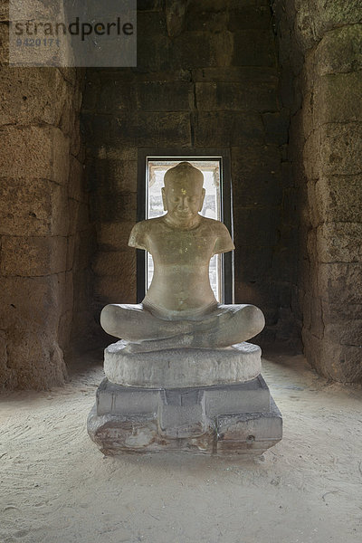 Kopie aus Sandstein  Statue von König Jayavarman VII  Hauptheiligtum  Tempel Prasat Hin Phimai  Geschichtspark Phimai  Thailand