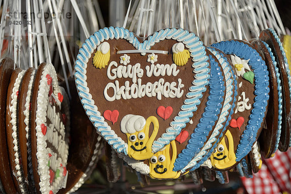 Lebkuchenherzen an einem Verkaufsstand  Oktoberfest  München  Oberbayern  Bayern  Deutschland